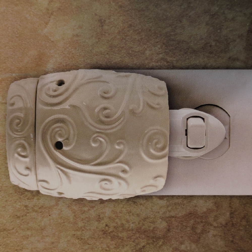 NWT Scented wax cube outlet warmer